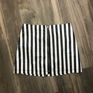 Black and white stripes zippered skirt